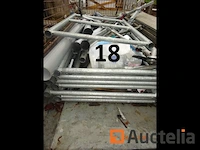 1 steiger waarvan 12 kisten en 1 voorraad poten, 9 verdiepingen, afm. 3m/65cm/7cm, alles in aanhangwagen nr. 17 behalve de twee oprijplaten - afbeelding 1 van  12