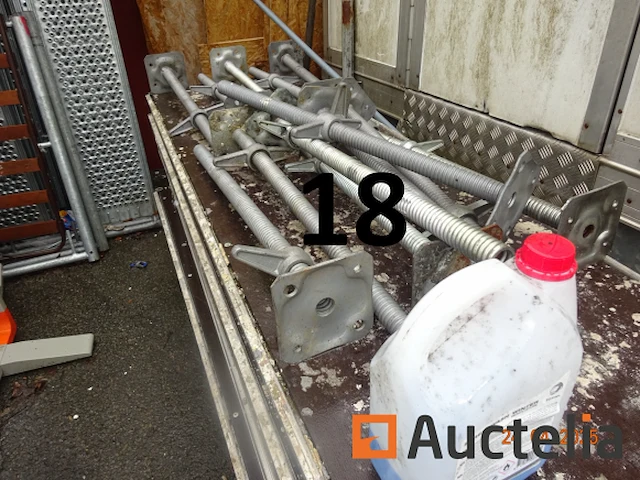 1 steiger waarvan 12 kisten en 1 voorraad poten, 9 verdiepingen, afm. 3m/65cm/7cm, alles in aanhangwagen nr. 17 behalve de twee oprijplaten - afbeelding 2 van  12