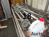 1 steiger waarvan 12 kisten en 1 voorraad poten, 9 verdiepingen, afm. 3m/65cm/7cm, alles in aanhangwagen nr. 17 behalve de twee oprijplaten - afbeelding 2 van  12