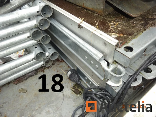 1 steiger waarvan 12 kisten en 1 voorraad poten, 9 verdiepingen, afm. 3m/65cm/7cm, alles in aanhangwagen nr. 17 behalve de twee oprijplaten - afbeelding 3 van  12