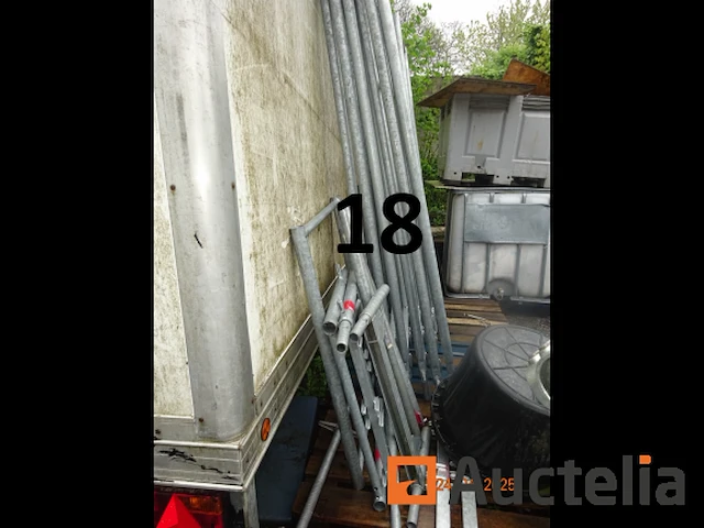 1 steiger waarvan 12 kisten en 1 voorraad poten, 9 verdiepingen, afm. 3m/65cm/7cm, alles in aanhangwagen nr. 17 behalve de twee oprijplaten - afbeelding 4 van  12