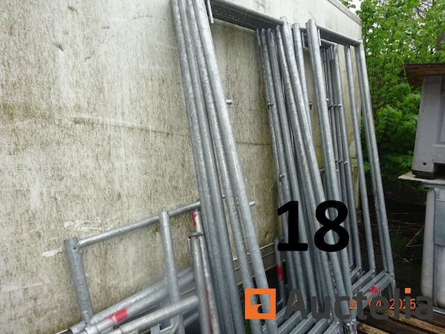 1 steiger waarvan 12 kisten en 1 voorraad poten, 9 verdiepingen, afm. 3m/65cm/7cm, alles in aanhangwagen nr. 17 behalve de twee oprijplaten - afbeelding 5 van  12