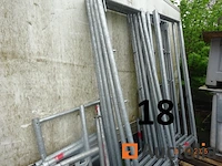 1 steiger waarvan 12 kisten en 1 voorraad poten, 9 verdiepingen, afm. 3m/65cm/7cm, alles in aanhangwagen nr. 17 behalve de twee oprijplaten - afbeelding 5 van  12
