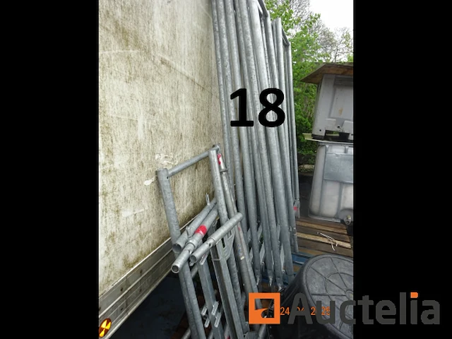 1 steiger waarvan 12 kisten en 1 voorraad poten, 9 verdiepingen, afm. 3m/65cm/7cm, alles in aanhangwagen nr. 17 behalve de twee oprijplaten - afbeelding 6 van  12