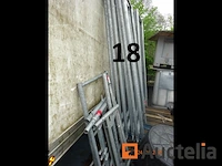 1 steiger waarvan 12 kisten en 1 voorraad poten, 9 verdiepingen, afm. 3m/65cm/7cm, alles in aanhangwagen nr. 17 behalve de twee oprijplaten - afbeelding 6 van  12