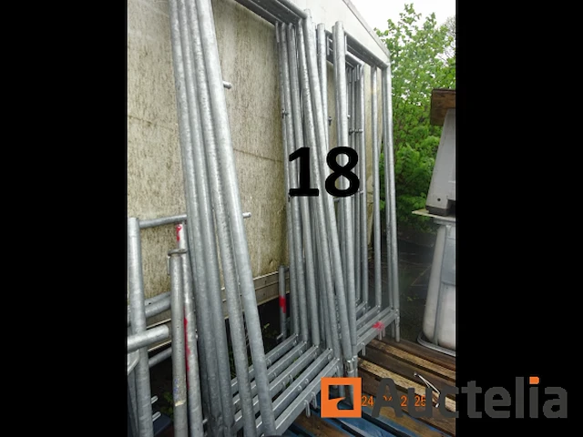 1 steiger waarvan 12 kisten en 1 voorraad poten, 9 verdiepingen, afm. 3m/65cm/7cm, alles in aanhangwagen nr. 17 behalve de twee oprijplaten - afbeelding 7 van  12