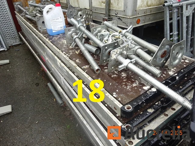 1 steiger waarvan 12 kisten en 1 voorraad poten, 9 verdiepingen, afm. 3m/65cm/7cm, alles in aanhangwagen nr. 17 behalve de twee oprijplaten - afbeelding 8 van  12