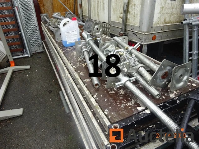 1 steiger waarvan 12 kisten en 1 voorraad poten, 9 verdiepingen, afm. 3m/65cm/7cm, alles in aanhangwagen nr. 17 behalve de twee oprijplaten - afbeelding 9 van  12