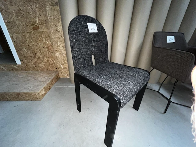 1 stoel met stoffen bekleding - afbeelding 2 van  4