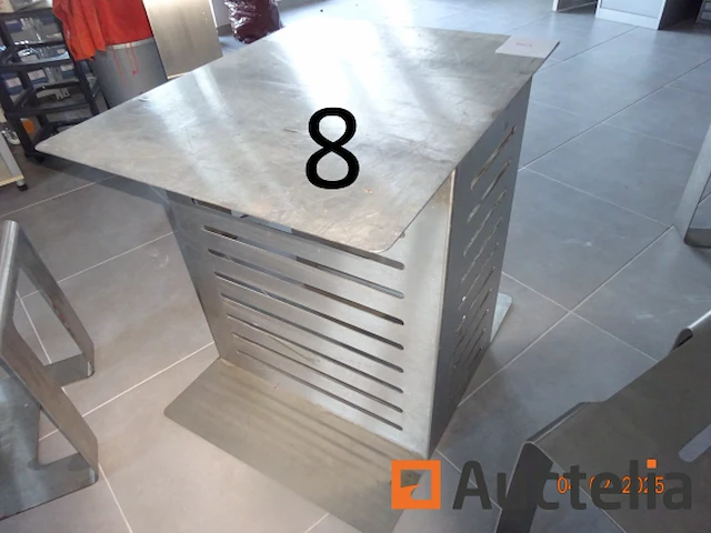 1 strijkijzer tafel 80/64/72 met de storm merk, 2 krukken, 2 stoelen - afbeelding 1 van  7
