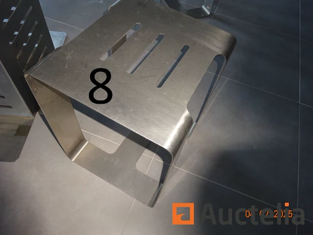 1 strijkijzer tafel 80/64/72 met de storm merk, 2 krukken, 2 stoelen - afbeelding 2 van  7