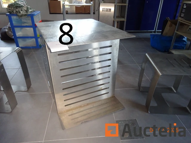 1 strijkijzer tafel 80/64/72 met de storm merk, 2 krukken, 2 stoelen - afbeelding 7 van  7