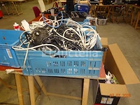 1 tp link router, diverse losse kabels, diverse telefoons, 3 kleine bewakingsschermen voor poly tp-link camera, 1 nieuwe startechcom hdmi poort, hp thunderbolt 120 w g4 voor computer met usb flash (t.w.v. €250) - afbeelding 11 van  13