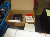 1 tp link router, diverse losse kabels, diverse telefoons, 3 kleine bewakingsschermen voor poly tp-link camera, 1 nieuwe startechcom hdmi poort, hp thunderbolt 120 w g4 voor computer met usb flash (t.w.v. €250) - afbeelding 13 van  13