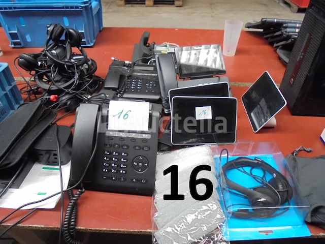 1 tp link router, diverse losse kabels, diverse telefoons, 3 kleine bewakingsschermen voor poly tp-link camera, 1 nieuwe startechcom hdmi poort, hp thunderbolt 120 w g4 voor computer met usb flash (t.w.v. €250) - afbeelding 1 van  13