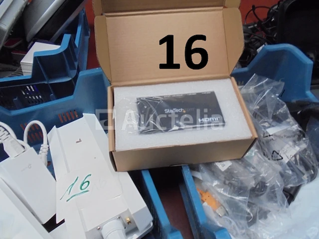 1 tp link router, diverse losse kabels, diverse telefoons, 3 kleine bewakingsschermen voor poly tp-link camera, 1 nieuwe startechcom hdmi poort, hp thunderbolt 120 w g4 voor computer met usb flash (t.w.v. €250) - afbeelding 2 van  13