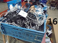 1 tp link router, diverse losse kabels, diverse telefoons, 3 kleine bewakingsschermen voor poly tp-link camera, 1 nieuwe startechcom hdmi poort, hp thunderbolt 120 w g4 voor computer met usb flash (t.w.v. €250) - afbeelding 3 van  13