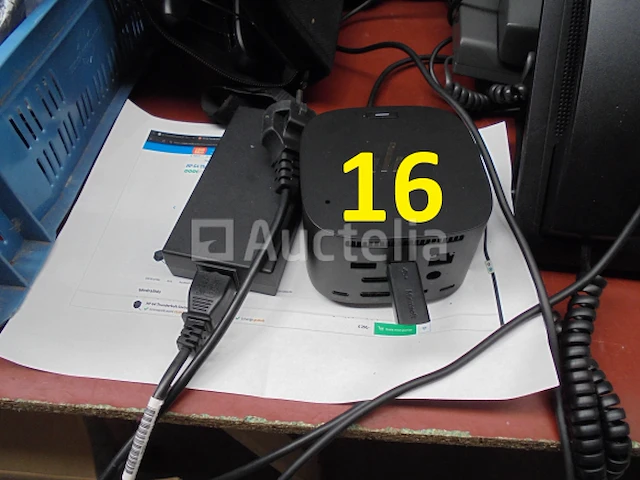 1 tp link router, diverse losse kabels, diverse telefoons, 3 kleine bewakingsschermen voor poly tp-link camera, 1 nieuwe startechcom hdmi poort, hp thunderbolt 120 w g4 voor computer met usb flash (t.w.v. €250) - afbeelding 5 van  13