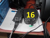 1 tp link router, diverse losse kabels, diverse telefoons, 3 kleine bewakingsschermen voor poly tp-link camera, 1 nieuwe startechcom hdmi poort, hp thunderbolt 120 w g4 voor computer met usb flash (t.w.v. €250) - afbeelding 5 van  13
