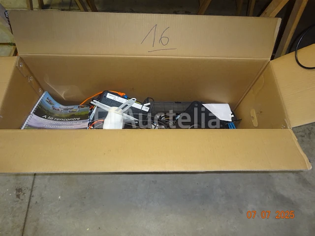 1 tp link router, diverse losse kabels, diverse telefoons, 3 kleine bewakingsschermen voor poly tp-link camera, 1 nieuwe startechcom hdmi poort, hp thunderbolt 120 w g4 voor computer met usb flash (t.w.v. €250) - afbeelding 7 van  13