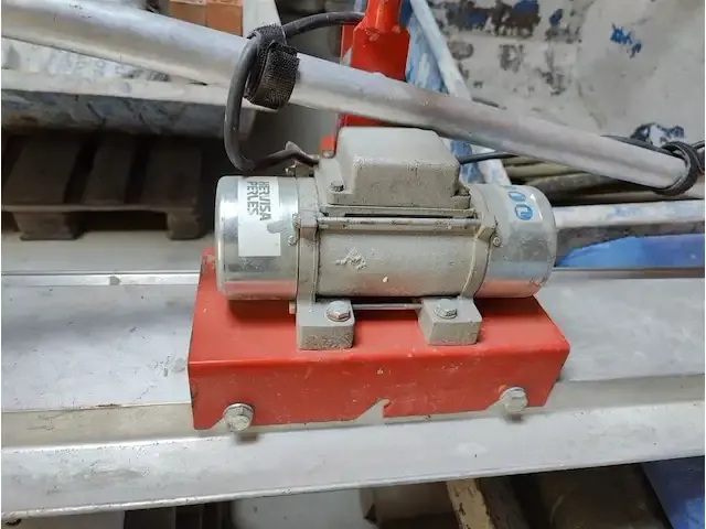 1 trilbetondekvloer machine hervisa perles - afbeelding 3 van  7