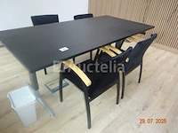 1 vergadertafel 200/100/75, 4 zwarte stoffen stoelen beukenkleurige armleuningen - afbeelding 1 van  2
