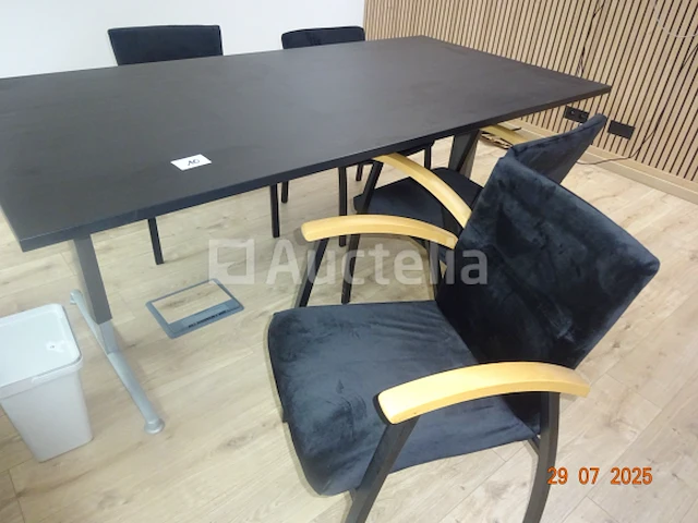 1 vergadertafel 200/100/75, 4 zwarte stoffen stoelen beukenkleurige armleuningen - afbeelding 2 van  2