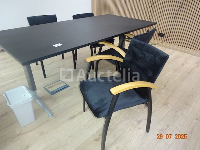 1 vergadertafel 200/100/75, 4 zwarte stoffen stoelen beukenkleurige armleuningen - afbeelding 1 van  1