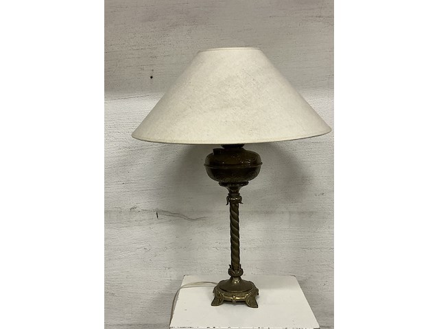 1 vintage tafellamp met een gedraaide messing voet - afbeelding 1 van  2