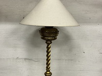 1 vintage tafellamp met een gedraaide messing voet - afbeelding 1 van  2