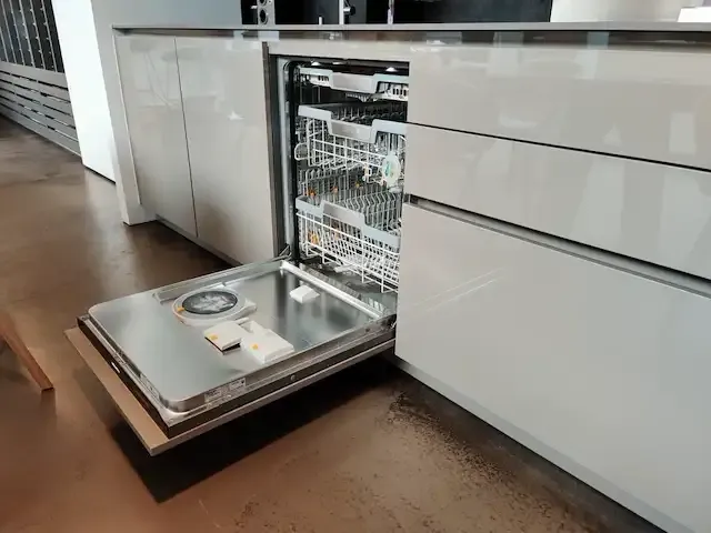 1 volledige demo keuken met apparatuur - afbeelding 31 van  62