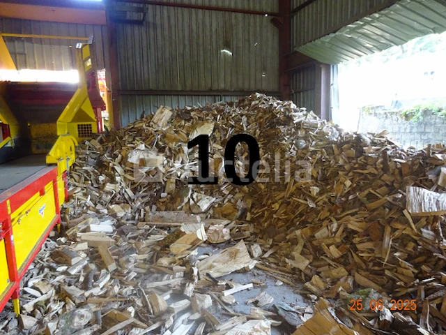 1 voorraad hout over een lengte van +/- 25m lang, schatting +/- 60m²³, ter indicatie gegeven - afbeelding 1 van  8