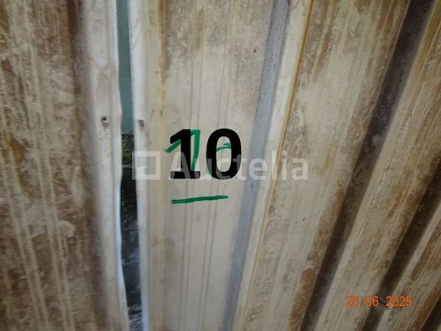 1 voorraad hout over een lengte van +/- 25m lang, schatting +/- 60m²³, ter indicatie gegeven - afbeelding 2 van  8