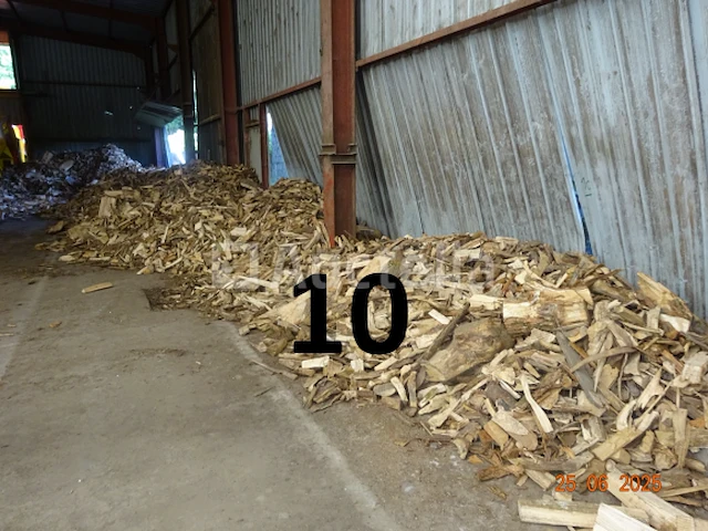 1 voorraad hout over een lengte van +/- 25m lang, schatting +/- 60m²³, ter indicatie gegeven - afbeelding 3 van  8