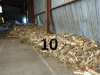 1 voorraad hout over een lengte van +/- 25m lang, schatting +/- 60m²³, ter indicatie gegeven - afbeelding 3 van  8