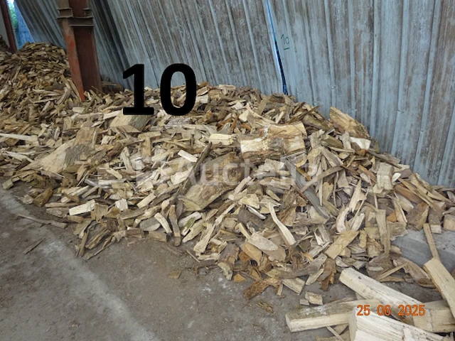 1 voorraad hout over een lengte van +/- 25m lang, schatting +/- 60m²³, ter indicatie gegeven - afbeelding 5 van  8