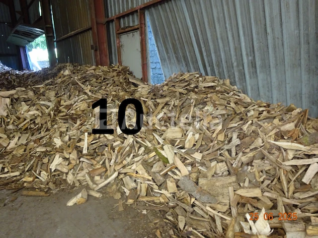 1 voorraad hout over een lengte van +/- 25m lang, schatting +/- 60m²³, ter indicatie gegeven - afbeelding 7 van  8
