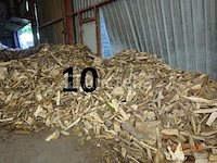 1 voorraad hout over een lengte van +/- 25m lang, schatting +/- 60m²³, ter indicatie gegeven - afbeelding 7 van  8