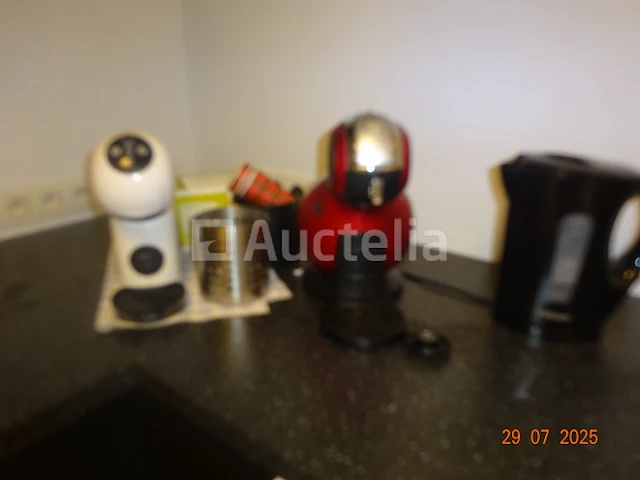 1 witte dolce gusto koffiemachine, 1 rode doce gusto koffiemachine, 1 tristar waterkoker, de inhoud van de uitgeruste keuken zoals kopjes, bestek, kommen - afbeelding 2 van  5