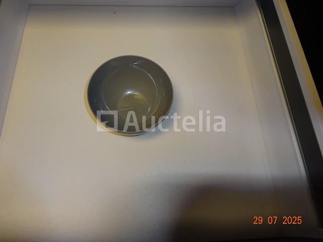 1 witte dolce gusto koffiemachine, 1 rode doce gusto koffiemachine, 1 tristar waterkoker, de inhoud van de uitgeruste keuken zoals kopjes, bestek, kommen - afbeelding 4 van  5