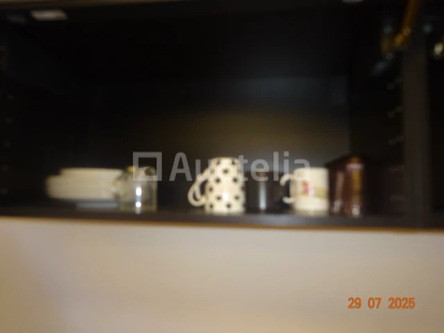 1 witte dolce gusto koffiemachine, 1 rode doce gusto koffiemachine, 1 tristar waterkoker, de inhoud van de uitgeruste keuken zoals kopjes, bestek, kommen - afbeelding 5 van  5