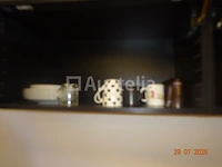 1 witte dolce gusto koffiemachine, 1 rode doce gusto koffiemachine, 1 tristar waterkoker, de inhoud van de uitgeruste keuken zoals kopjes, bestek, kommen - afbeelding 5 van  5