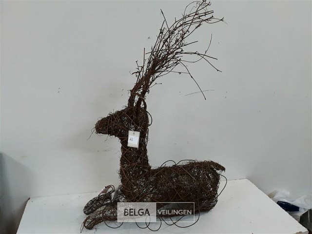 1 x hert zittend bruin met verlichting 55x55 cm - afbeelding 2 van  3