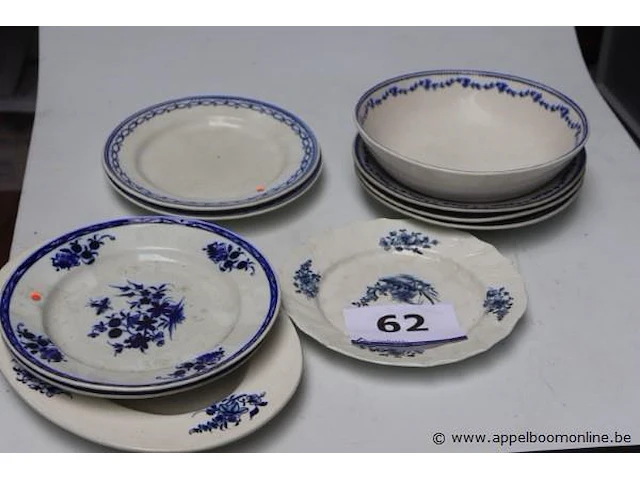10 diverse borden en schalen - afbeelding 1 van  3