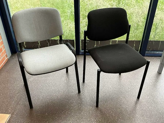 10 diverse metalen stapelstoelen voorzien van stoffen bekleding - afbeelding 1 van  4