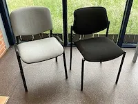 10 diverse metalen stapelstoelen voorzien van stoffen bekleding - afbeelding 1 van  4