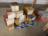 10 dozen bouten en moeren - afbeelding 1 van  4