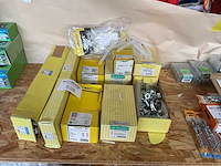 10 dozen nagelpluggen; bouten; schroeven op riem - afbeelding 1 van  9