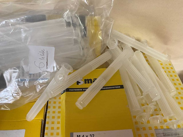 10 dozen nagelpluggen; bouten; schroeven op riem - afbeelding 9 van  9