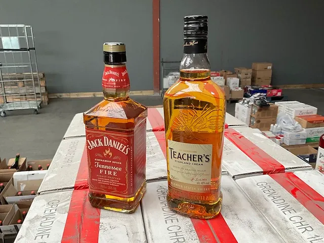 10 flessen whisky jack daniels fire, teachers highland cream - afbeelding 1 van  3